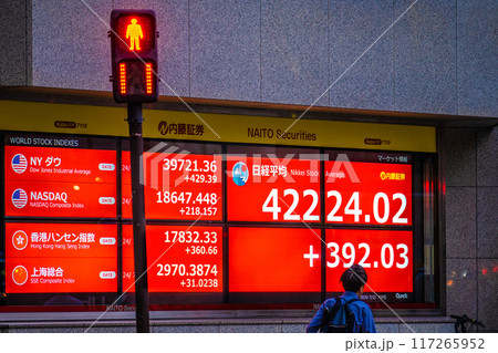 日本の東京都市景観初4万2000円台突破。3日連続史上最高値更新…株価/終値＝11日、日本橋兜町 117265952