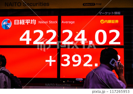 日本の東京都市景観初4万2000円台突破。3日連続史上最高値更新…株価/終値＝11日、日本橋兜町 117265953