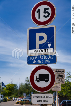 フランスの最高速度と有料駐車エリアの標識 フランスの最高速度と有料駐車エリアの標識 117266065