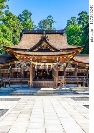 滋賀県犬上郡多賀町　多賀大社（長寿祈願）　拝殿（有形文化財） 117266249