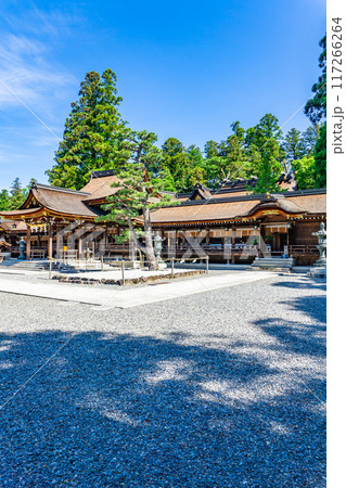 滋賀県犬上郡多賀町 多賀大社(長寿祈願) 拝殿(有形文化財) 滋賀県犬上郡多賀町 多賀大社(長寿祈願) 拝殿(有形文化財) 117266264