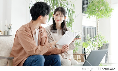 一軒家の間取りを考えるカップル 117266382