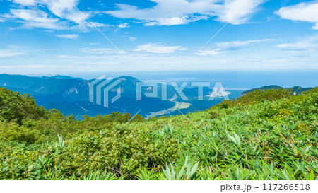 夏の雨飾山登山：笹平から糸魚川方面の眺め 117266518