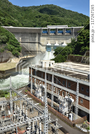天ヶ瀬発電所と放流中の天ヶ瀬ダム 天ヶ瀬発電所と放流中の天ヶ瀬ダム 117267165