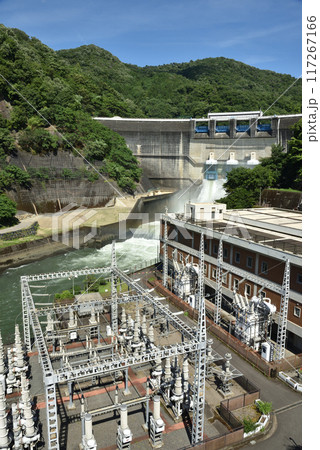 天ヶ瀬発電所と放流中の天ヶ瀬ダム 天ヶ瀬発電所と放流中の天ヶ瀬ダム 117267166