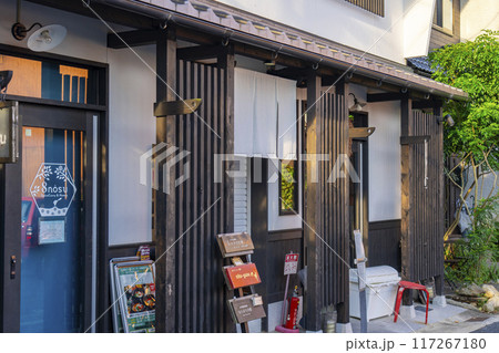 ならまち　お洒落な飲食店が立ち並ぶ 117267180