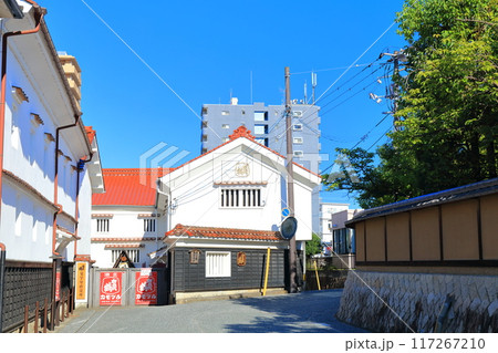【広島県】快晴の西条酒蔵通り 117267210