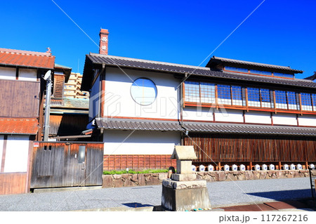 【広島県】快晴の西条酒蔵通り 【広島県】快晴の西条酒蔵通り 117267216