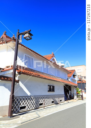 【広島県】快晴の西条酒蔵通り 117267218