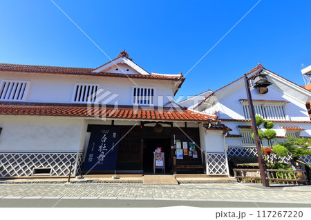 【広島県】快晴の西条酒蔵通り 117267220