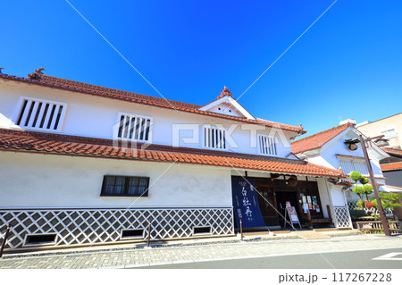 【広島県】快晴の西条酒蔵通り 【広島県】快晴の西条酒蔵通り 117267228