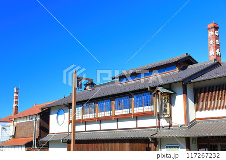 【広島県】快晴の西条酒蔵通り 117267232