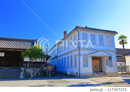 【広島県】快晴の西条酒蔵通り 【広島県】快晴の西条酒蔵通り 117267233