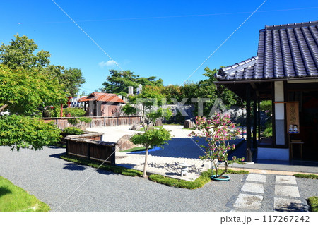 【広島県】快晴の西条酒蔵通り 【広島県】快晴の西条酒蔵通り 117267242