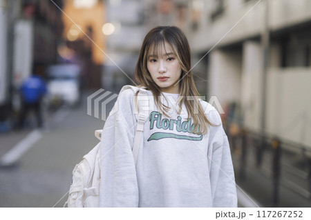 カメラ目線の若い女性 117267252