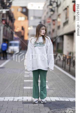 リュックを肩にかけた若い女性 リュックを肩にかけた若い女性 117267302