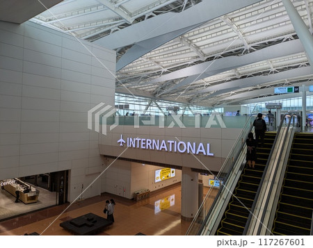 空港の国際線の案内看板 空港の国際線の案内看板 117267601
