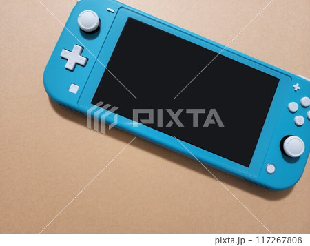 床に置かれた小型のゲーム機の写真 117267808