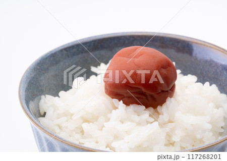 ご飯の上の梅干しのクローズアップ 117268201