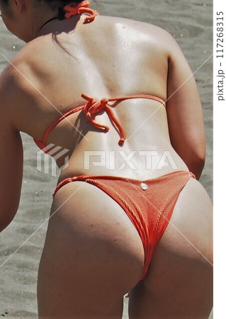 海にいる日焼けのTバックビキニ女子 夏風景の写真素材 [117268315] - PIXTA