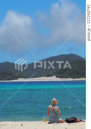 座間味島、阿真ビーチを眺める女性 沖縄の風景 座間味島、阿真ビーチを眺める女性 沖縄の風景 117268742
