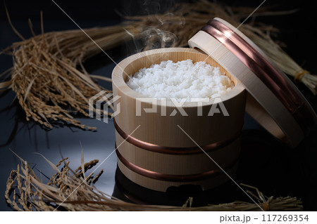 お櫃に入れた炊きたてのご飯（黒背景） 117269354