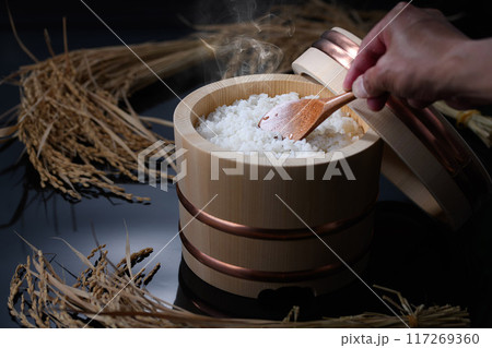お櫃に入れた炊きたてのご飯(黒背景) お櫃に入れた炊きたてのご飯(黒背景) 117269360