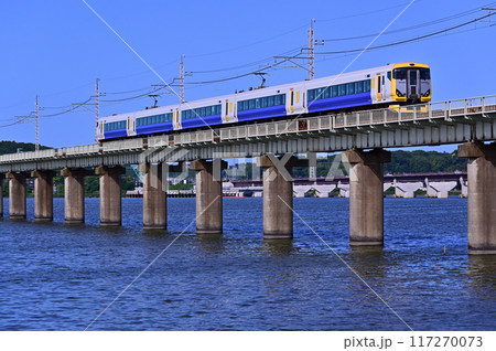 北浦橋梁を渡るE257系電車 117270073