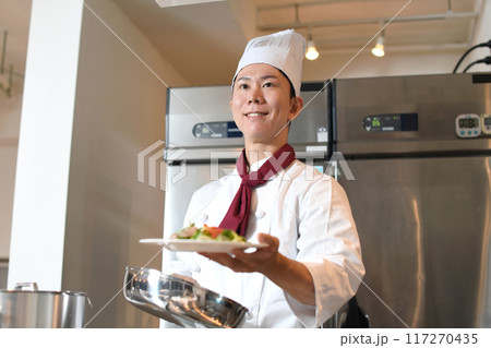 料理を提供する若いアジア人の男性調理師 料理を提供する若いアジア人の男性調理師 117270435