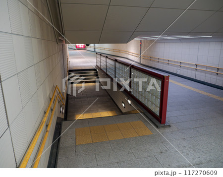 東京都市風景 天井が低く安全のため掘り下げられている都心の地下連絡通路 東京都市風景 天井が低く安全のため掘り下げられている都心の地下連絡通路 117270609