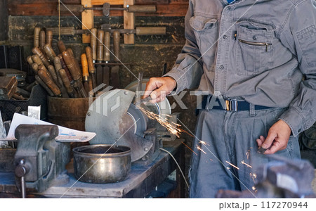 鋼を削る村の鍛冶屋さん 鋼を削る村の鍛冶屋さん 117270944