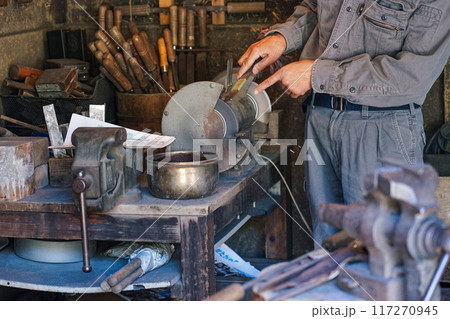 鋼を削る村の鍛冶屋さん 117270945