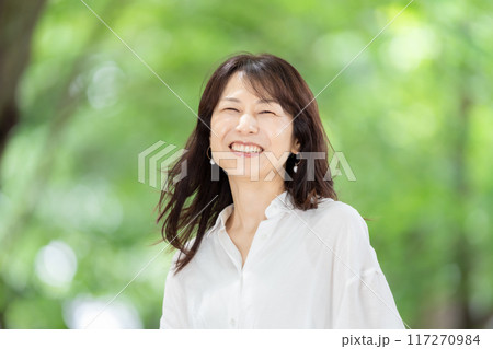 ミドル女性 新緑 ミドル女性 新緑 117270984