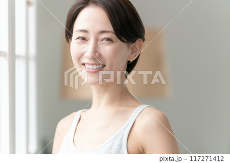 ミドル女性　ビューティー　日差し 117271412