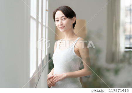 ミドル女性　ビューティー　日差し 117271416