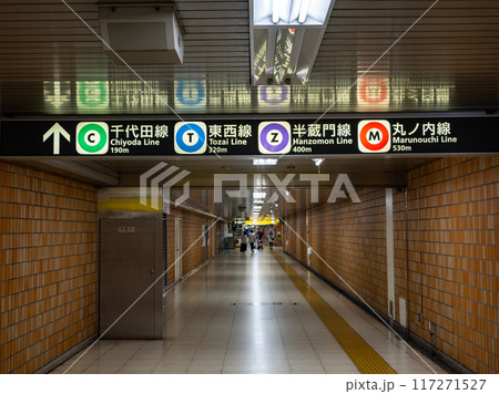 東京メトロ大手町駅の地下連絡通路にある路線案内表示 東京メトロ大手町駅の地下連絡通路にある路線案内表示 117271527