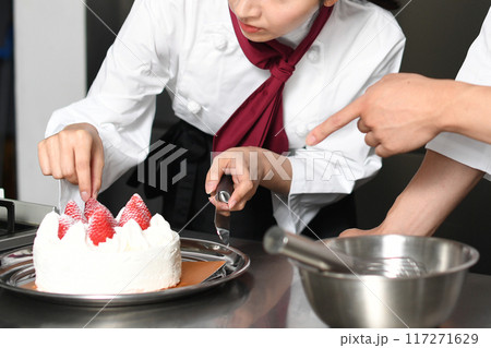 ケーキ作りする女性パティシエと教える男性 117271629
