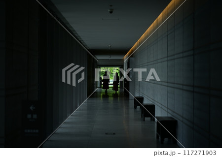 佐川美術館での一コマ 117271903