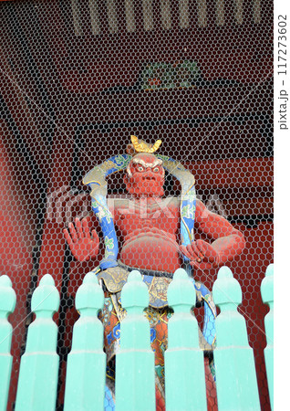 群馬県藤岡市妙義町の凄い氣があつまるパワースポット　妙義神社の随神門 117273602