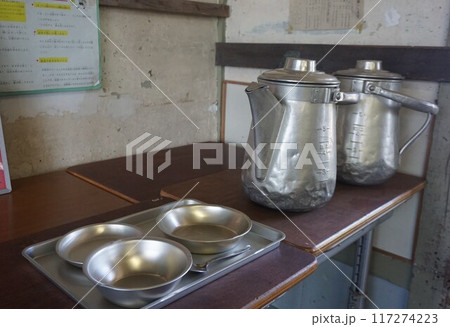 昭和の時代に小学校で使われていたレトロなミルクポットと給食用食器 昭和の時代に小学校で使われていたレトロなミルクポットと給食用食器 117274223