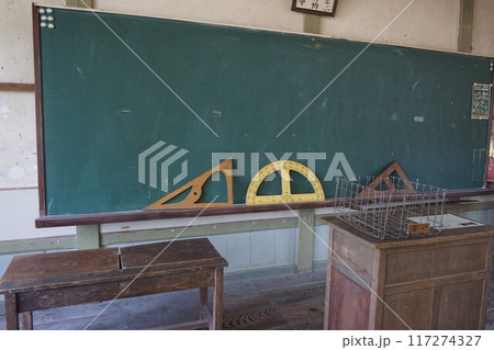 旧遷喬尋常小学校校舎：岡山県真庭市（旧真庭郡久世町）にある歴史的建築物の教室 117274327