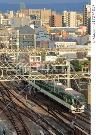 京橋駅に進入する京阪電車13000系と大阪の都市景観 117274817