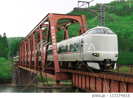 第二大堰川橋りょうを渡る京都の山陰本線287系特急列車 第二大堰川橋りょうを渡る京都の山陰本線287系特急列車 117274818