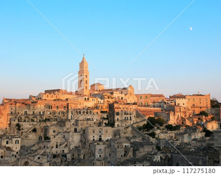 美しいマテーラの町並み　夕暮れのサッシ　（イタリア） 117275180
