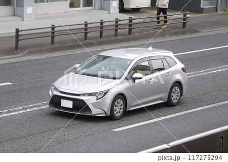 コンパクトカー　道路走行中 117275294