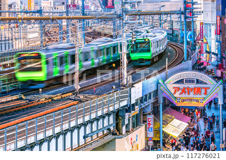 日本の東京都市景観　不快指数86…。猛烈な暑さが続くが外国人観光客らで賑わうアメ横…＝8月9日 117276021