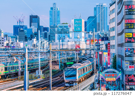 日本の東京都市景観　不快指数86…。猛烈な暑さが続くが外国人観光客らで賑わうアメ横…＝8月9日 117276047