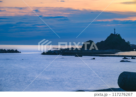 【弁天岩】能生海岸の夜明け【糸魚川市】 【弁天岩】能生海岸の夜明け【糸魚川市】 117276267