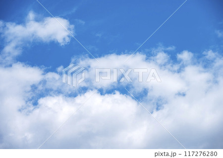 夏の空 青空 晴れ 8月 空素材 117276280