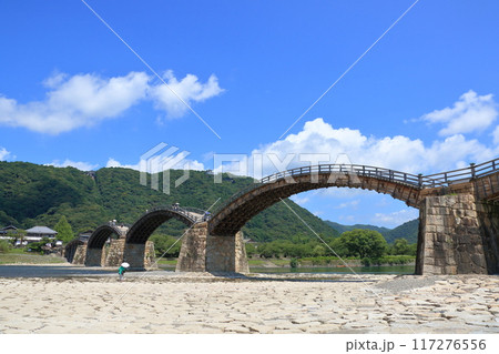 錦帯橋　日本三奇橋の一つ錦帯橋　錦川にかかる錦帯橋　錦帯橋のある風景　 117276556
